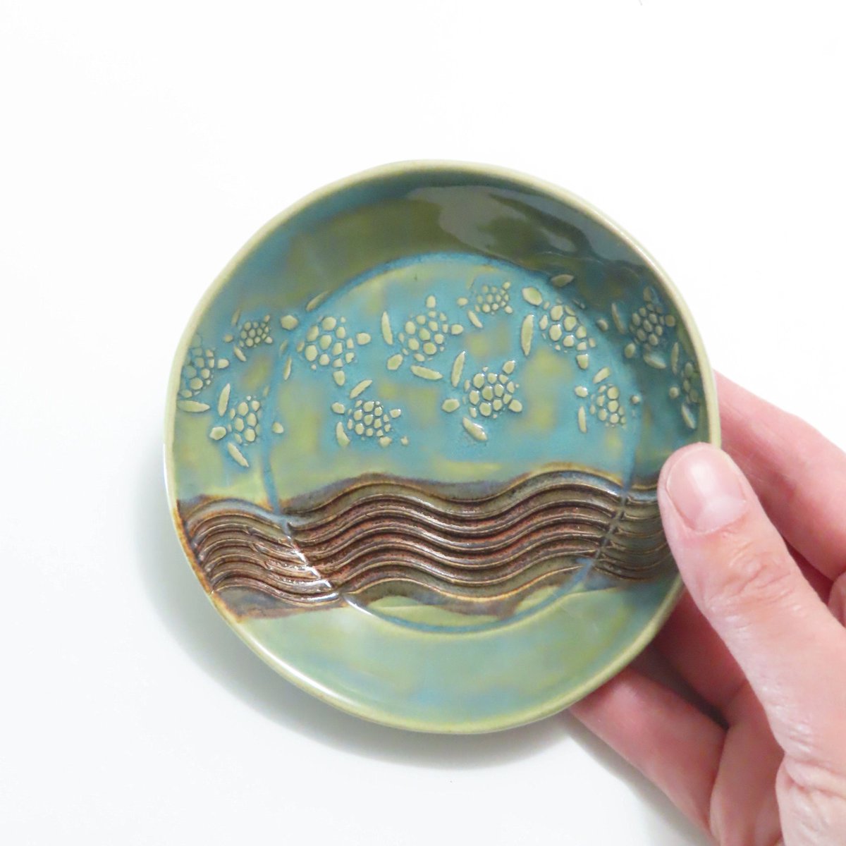 JKCJewelry's tweet photo. Small Turtle Pottery Dish, Trinket Dish, Soap Dish, Beach Décor, Sea Life Lover, Handmade Ceramics, Candle Plate, Stoneware, Gift Idea https://t.co/mMKqkyjhe0 #ceramics #art #pottery #handmade #RoundDish https://t.co/rsSYTpAITJ