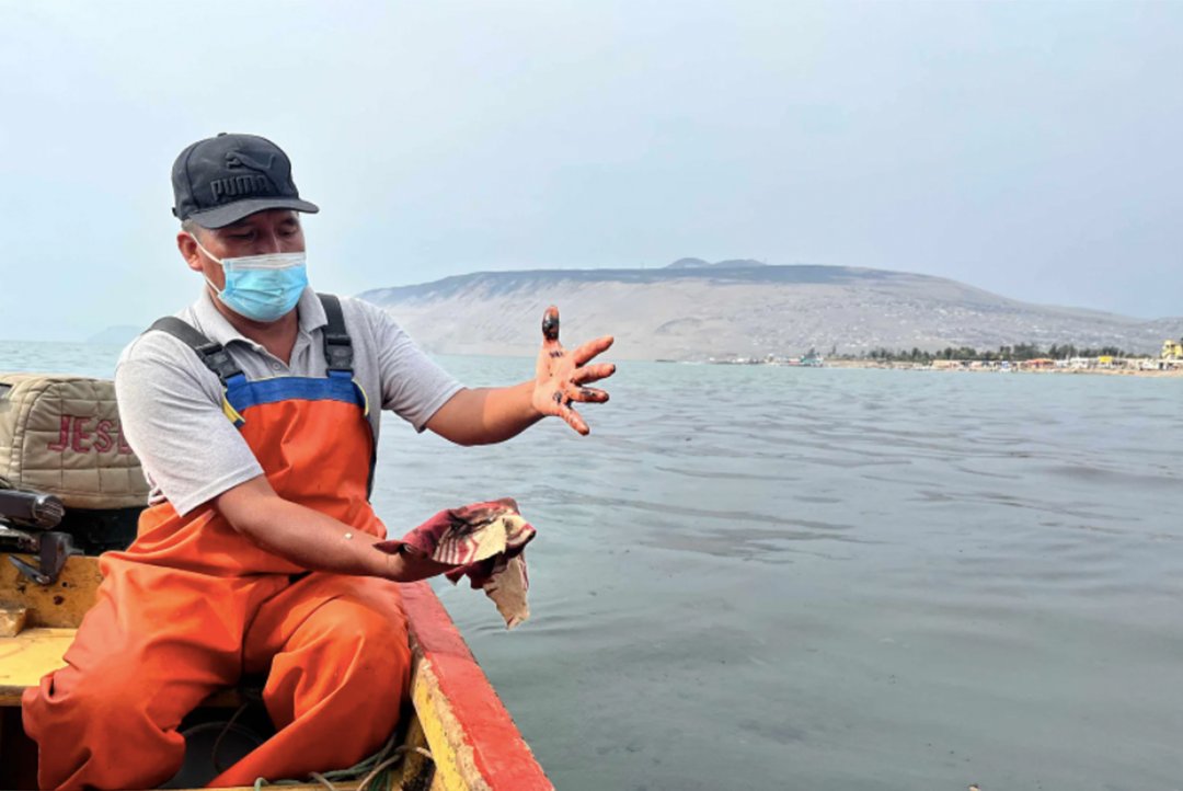 Oceana_Peru's tweet photo. Más de cuatro meses después del derrame, #RepsolPerú solo ha entregado una compensación de S/ 3,000 a una parte de los pescadores afectados. Es el Estado el que debe garantizar que se indemnice justamente a los afectados. https://t.co/OeIeroFcmx