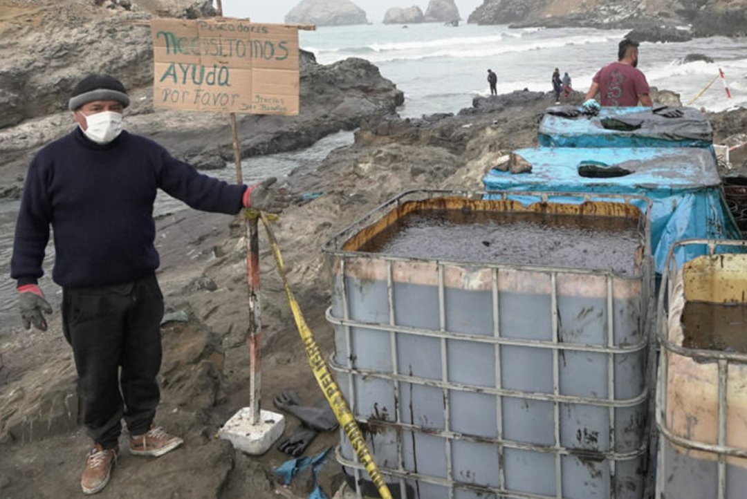 Oceana_Peru's tweet photo. Más de cuatro meses después del derrame, #RepsolPerú solo ha entregado una compensación de S/ 3,000 a una parte de los pescadores afectados. Es el Estado el que debe garantizar que se indemnice justamente a los afectados. https://t.co/OeIeroFcmx