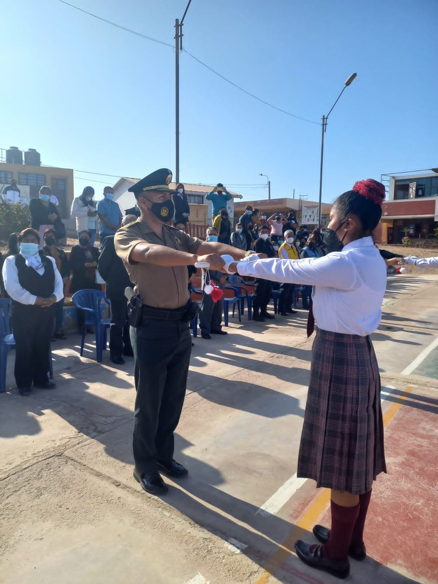 PoliciaPeru's tweet photo. ¡Son nuestro aliados!
Participamos en la ceremonia de juramentación de los policías escolares de la institución educativa Hortensia Pardo Mancebo en #Arequipa. Personal de la Comisaría de Camaná asistió al evento. #SeguimosTrabajando https://t.co/CGzRNqLJth