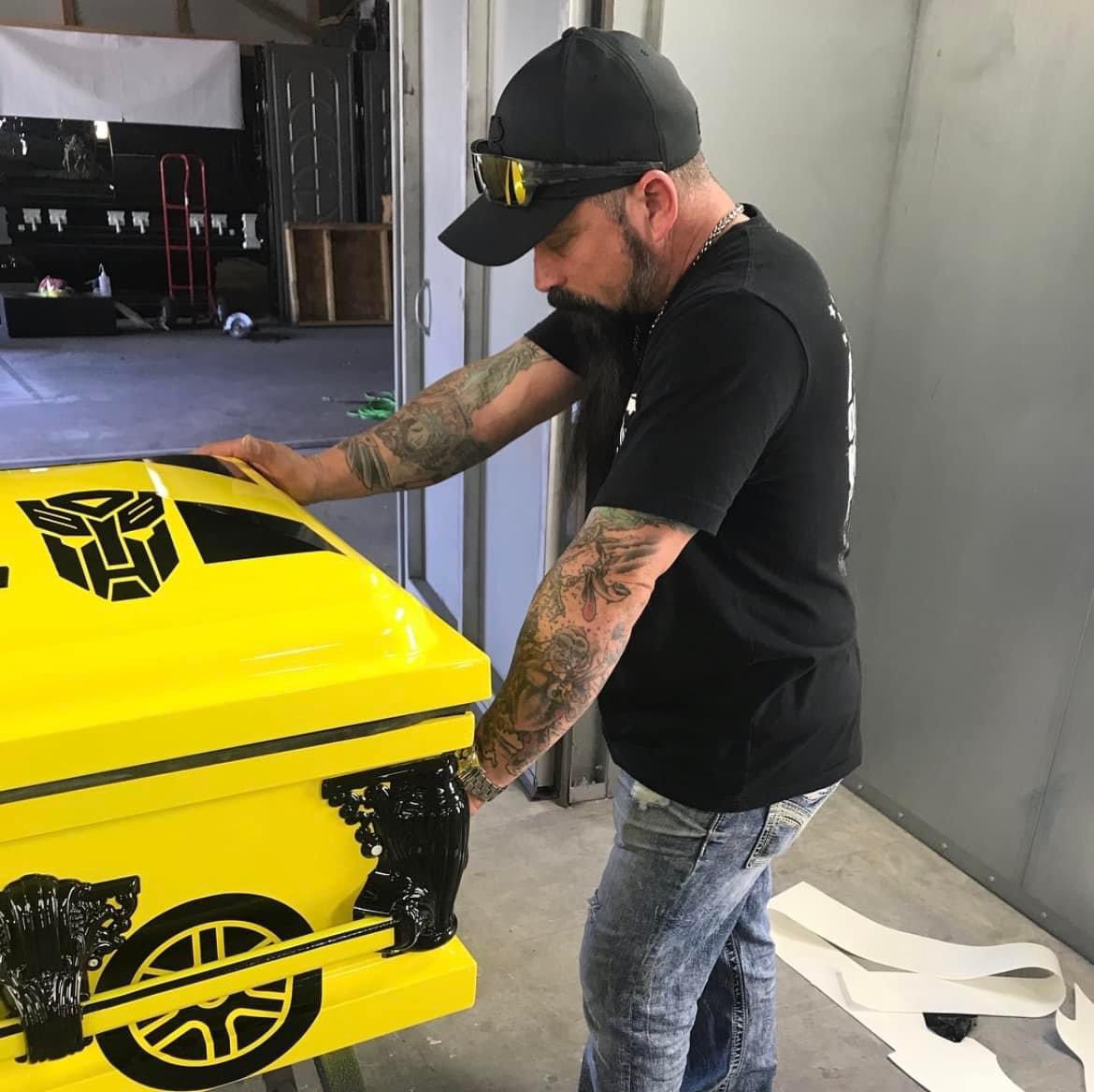 LoveFixesAll's tweet photo. God bless the gentleman customizing all the little angles caskets for free! Working over 20hrs round the ⏰  #heroes https://t.co/3loBb15Ln7 https://t.co/IZqb4MZYrP