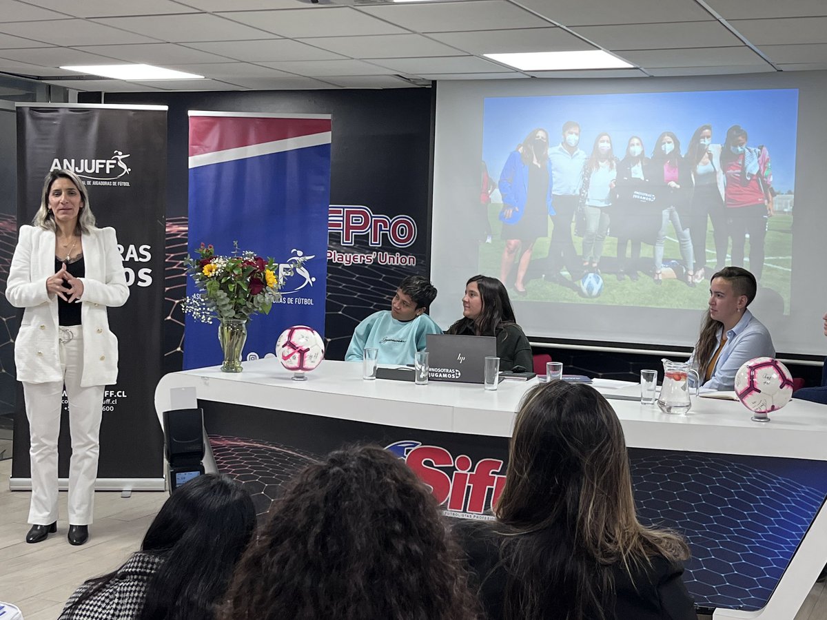 sifup's tweet photo. Hoy comenzó una nueva etapa de @ANJUFFChile Saludamos a su nuevo directorio y despedimos a la expresidenta @tessStrellnauer.
Gran trabajo de la Asociación de Jugadoras en la profesionalización del fútbol femenino @ionaRothfeld @javimoreno_s @camisilva @CamiGarciaP https://t.co/DVnuCHYUtm