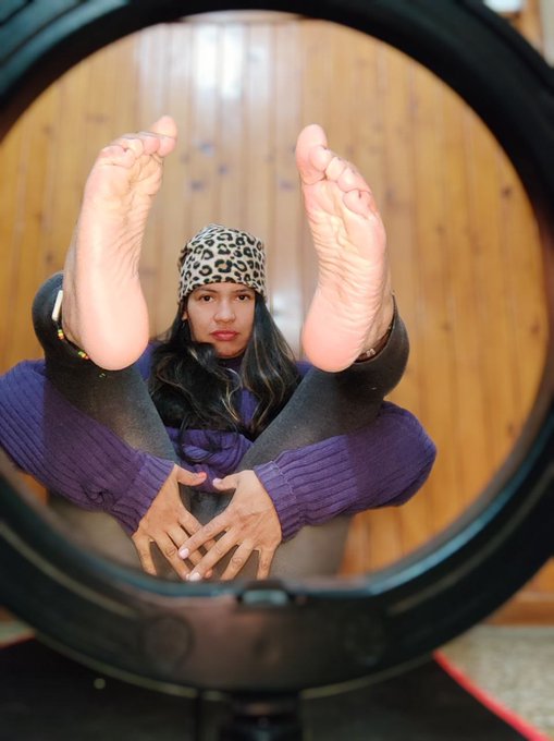 As&iacute; les doy las buenas noches 💤😴 https://t.co/zXaeNpoB51<a href="/tag/footfetish"class="tags"><span>#footfetish</span></a><a href="/tag/feet"class="tags"><span>#feet</span></a><a href="/tag/fetish"class="tags"><span>#fetish</span></a><a href="/tag/feetlovers"class="tags"><span>#feetlovers</span></a><a href="/tag/monday"class="tags"><span>#monday</span></a>