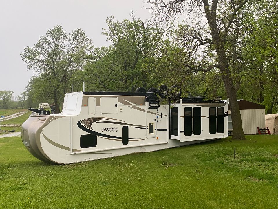 WxNathanHopper's tweet photo. More damage from Memorial Day. A great example of why you should stay out of campers in severe storms. Thanks Jean Lamberson for sharing this from Stalker Lake #VNLFirstAlert #MNwx https://t.co/FXWyuV0M8C