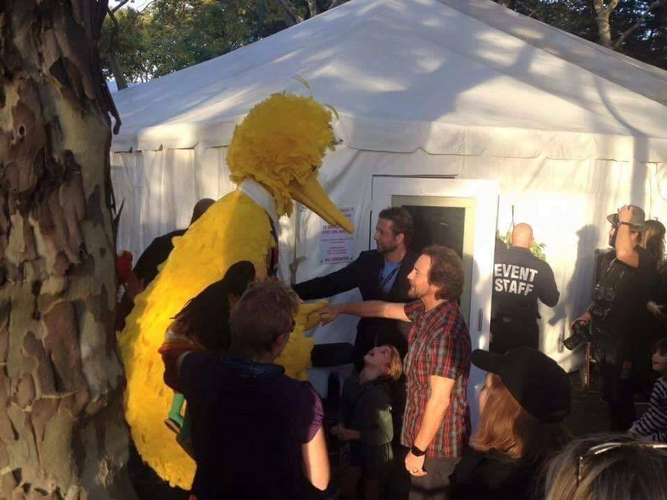 goosespringst3n's tweet photo. Eddie Vedder and Big Bird (2015) https://t.co/Xu9zV9Tafh