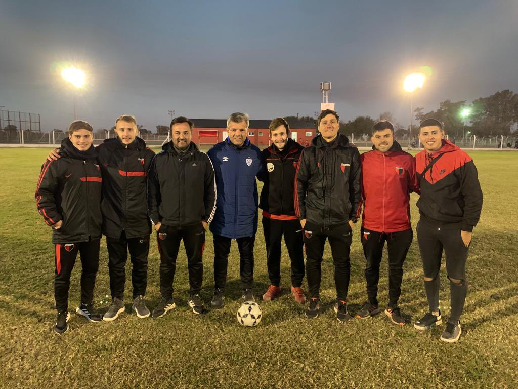 ClubCentralOk's tweet photo. Pasó una nueva visoría del Club Atlético @Velez Sarsfield en nuestro predio 🙌🏻

Queremos agradecer a todos los que hicieron esto posible, en especial a Ulises Mansilla y a todos los chicos que se acercaron a nuestro club ❤️🖤

¡Seguimos creciendo! https://t.co/RN9QiUAvXJ