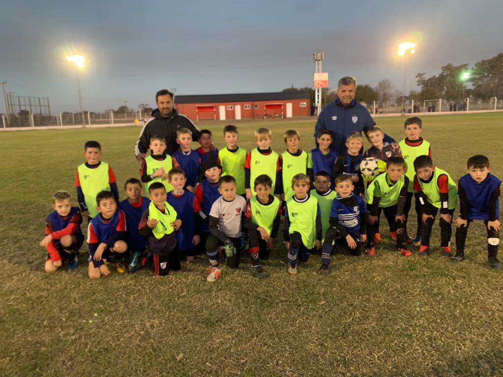 ClubCentralOk's tweet photo. Pasó una nueva visoría del Club Atlético @Velez Sarsfield en nuestro predio 🙌🏻

Queremos agradecer a todos los que hicieron esto posible, en especial a Ulises Mansilla y a todos los chicos que se acercaron a nuestro club ❤️🖤

¡Seguimos creciendo! https://t.co/RN9QiUAvXJ