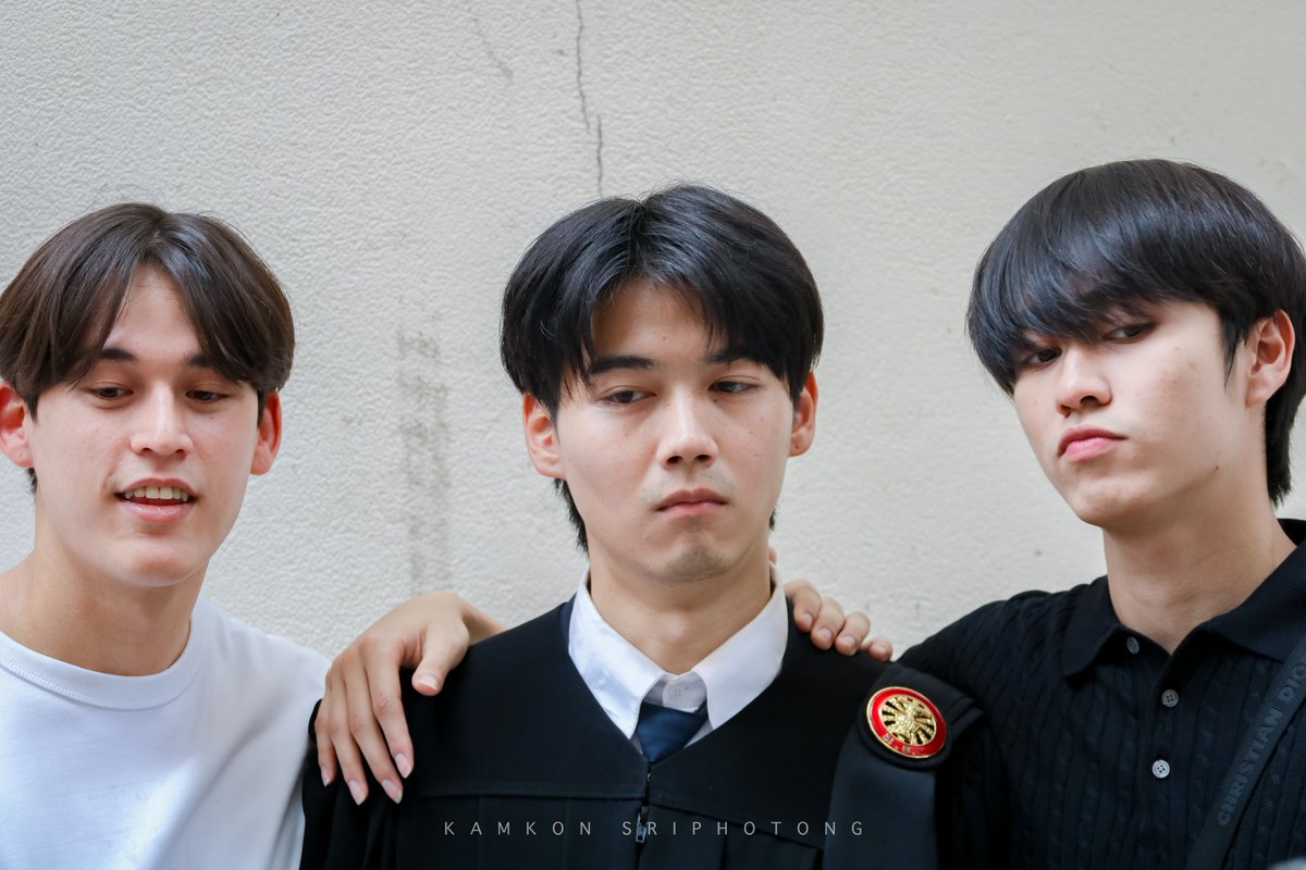 _kamkon_'s tweet photo. สามหนุ่ม สามมุม 🥰
//ทำไมบัณฑิตหน้าไม่จอยเลยอ่ะ ดูง่วงๆนะ🤣
#FlukePusitGraduated
#FlukePusit #besevboom
#GawinCaskey https://t.co/0IOYrMVgd2
