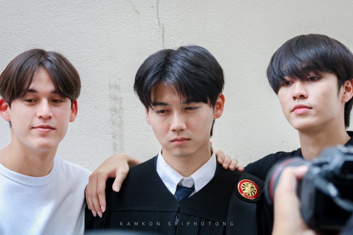 _kamkon_'s tweet photo. สามหนุ่ม สามมุม 🥰
//ทำไมบัณฑิตหน้าไม่จอยเลยอ่ะ ดูง่วงๆนะ🤣
#FlukePusitGraduated
#FlukePusit #besevboom
#GawinCaskey https://t.co/0IOYrMVgd2