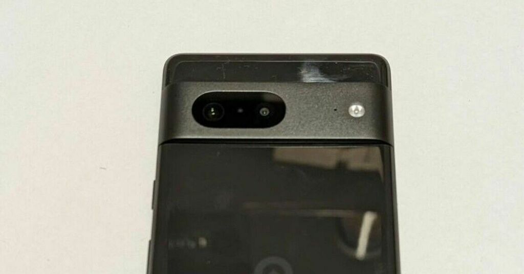 pal404error's tweet photo. Alleged Pixel 7 prototype hits eBay months ahead of the phone’s official release https://t.co/3I71T4eT8S