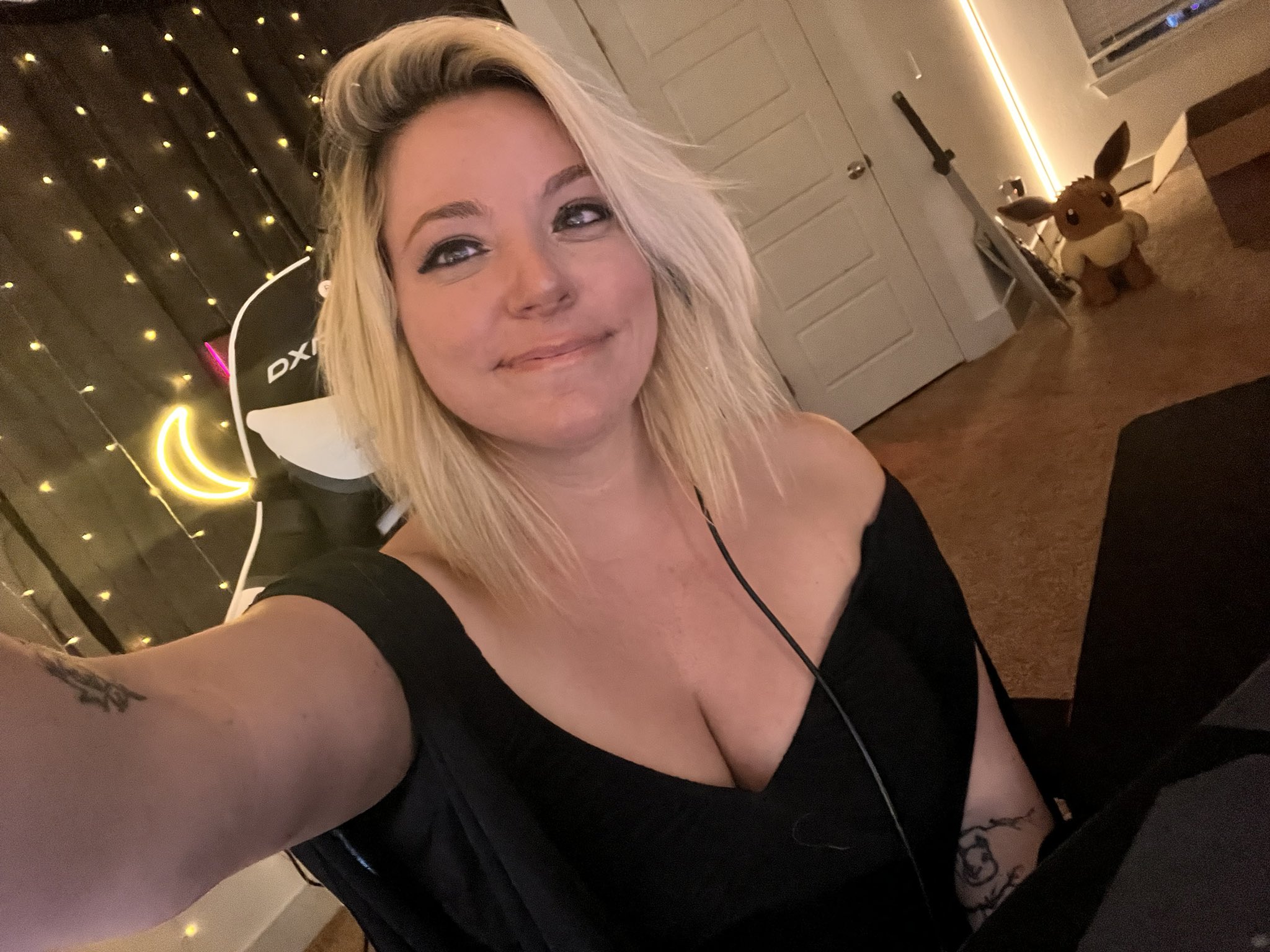 Exclusive: The Untold Truth Of The Curvyllama Leak - dv063ry