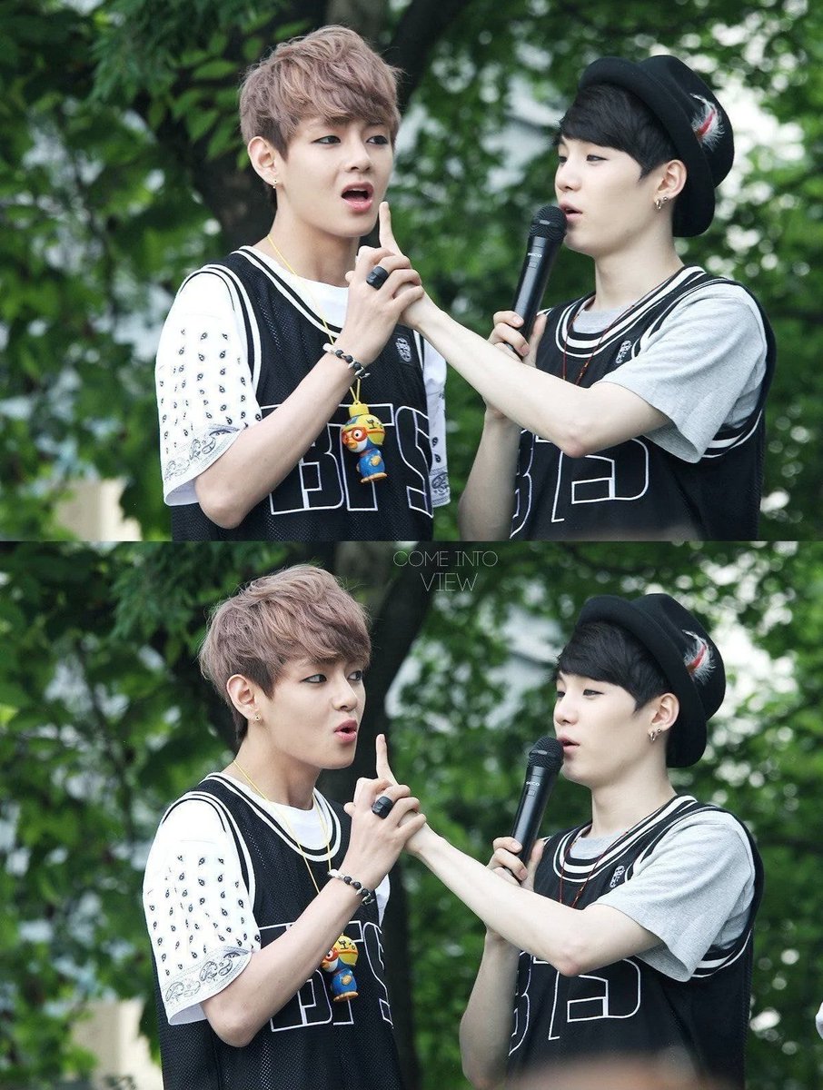 이게 뭔지 아니?
케익에 초 부는 거 태형이가 끝에 있어서
못 불었거든
그래서 윤기가 손으로 초 모양 만들어서
후 불게 해준거래...
내가 왜 민윤기한테 인생 베팅했는지
조금은 이해할 것 같지 않니?
이 남자는 평생을 다정하기만 해