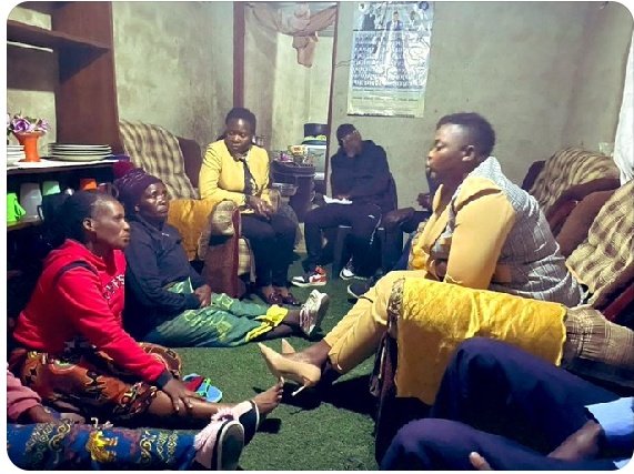 PROFESSOROFPOL3's tweet photo. #day7 Leadership!!! @JoanaMamombe and  Commander @ceechimbiri2 well done 👏 from Binga now in Chitungwiza busy with the search of the abducted Moreblessing and strengthening the family of Mai Nyasha Moreblessing Ali.
#BringBackMoreBlessingAli 
#whereismoreblessing 
#Fakapressure https://t.co/edk9lbhi3H