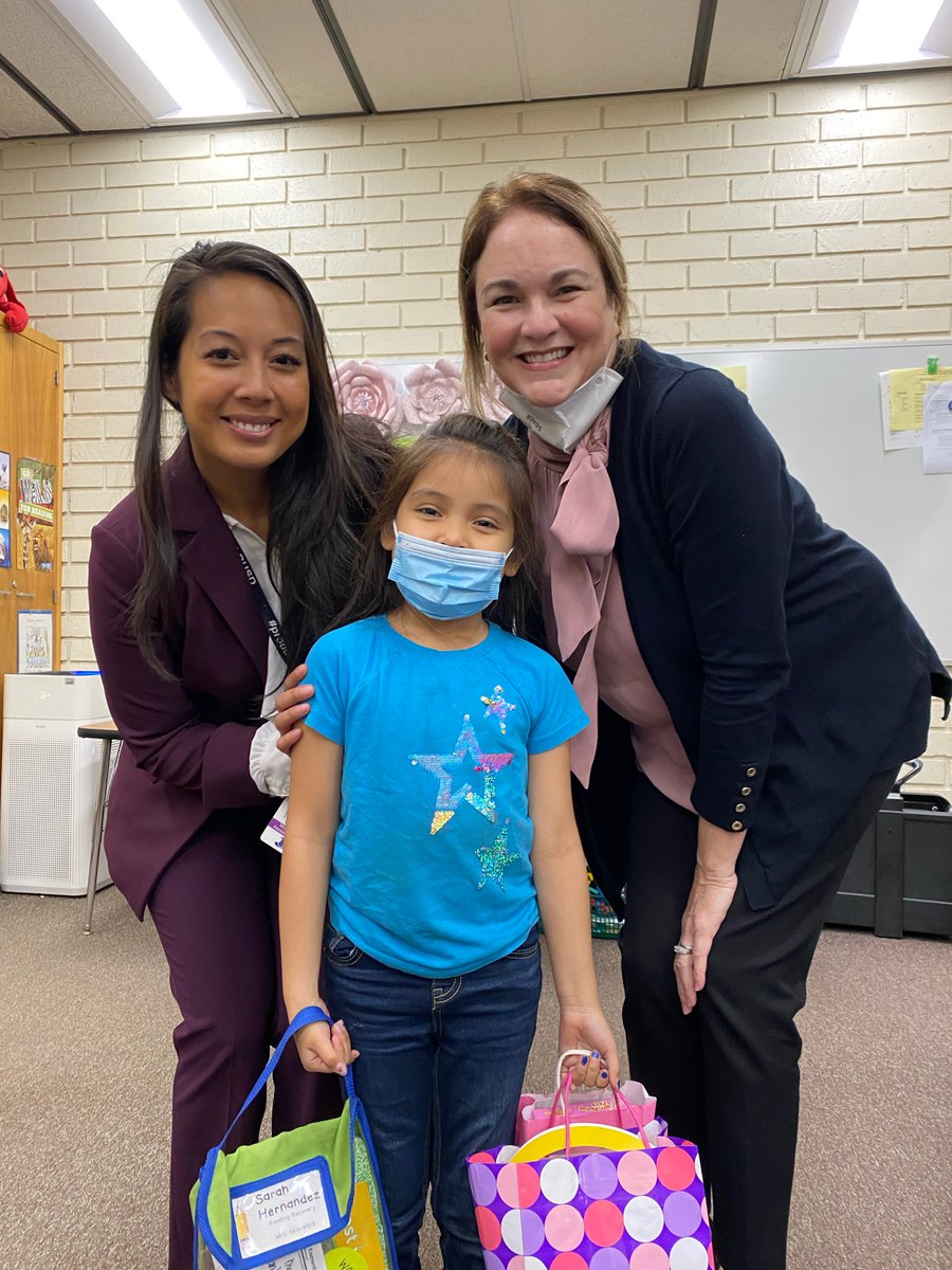 KathyBrownRR's tweet photo. Finishing up the final “Behind the Glass” lessons this year. Thank you to the classroom teachers and site administrators for transporting students to our weekly Reading Recovery training class #togetherwearebetter #literacyforall #RRworks #proudtobelbusd #provepossible https://t.co/zZ8fdMwG7N