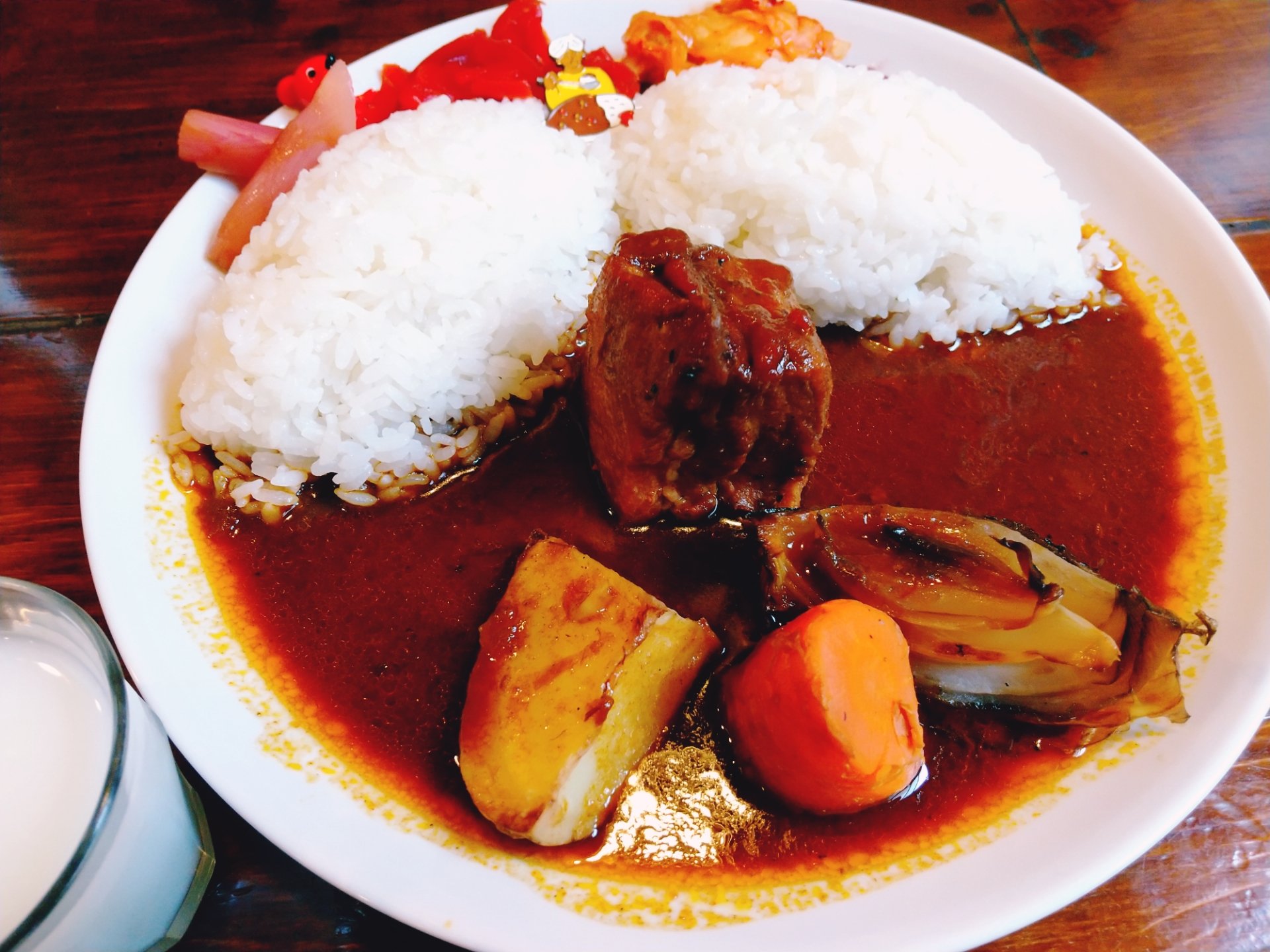 Yass 雨雲が流れ去っていく東京の空 久しぶりにここの上々スパイシー豚カレーで早ランチ さらさらで辛いカレーは深い味わいで変わらず旨い とろとろの豚肉がたまらない サービスの追いカレーは２回頼んだよ 東印度カレー商会 築地 昼極 カレ極 東