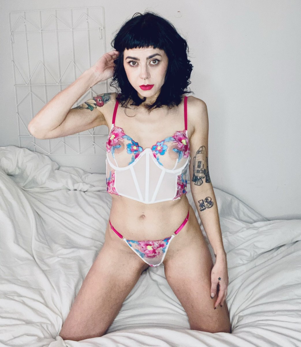 amethystramone's tweet photo. I just think I should make a comeback… https://t.co/pnsTCIxOCv