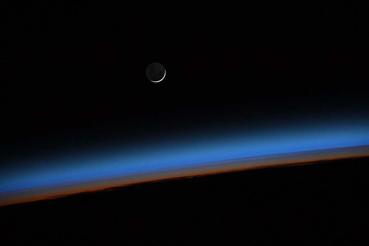 WeatherRD's tweet photo. spectacular the moon rising over the earth this morning captured from the International Space Station, along with the beautiful colors of sunrise (new moon visible) #MoonHour #ThePlotoHour https://t.co/TsS86lmlgO