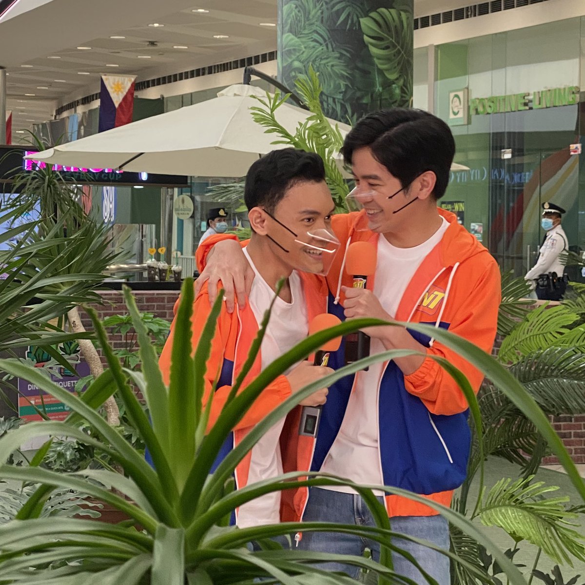 Spotted: <a href="/iamjoshuagarcia/">Joshua Garcia</a> and <a href="/esnyrrr/">Esnyr</a> sa SM City San Mateo! Date ba ‘yarn?! 👀 😜 #TNTikTokersOfPinas #TNTFreeTikTok