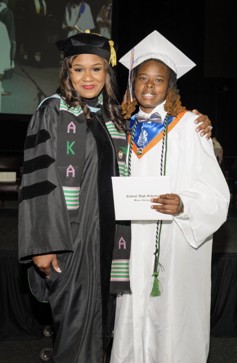 The Big 4️⃣ Out ✌🏿
#LadyChargersUp 🧡💙

<a href="/LadyChargersWBB/">Central-Macon WBB</a> Class of 2022
Kamari Williams
TaNiya Pryor
Trazur Cooper
Zhan Newsome