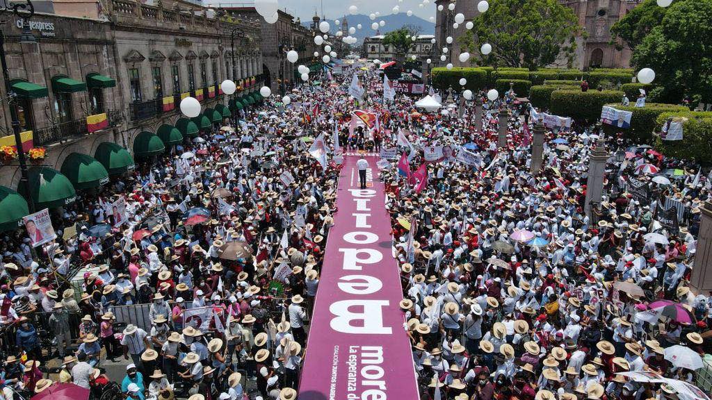 CentroRius's tweet photo. Hace un año, el magisterio y much@s michoacan@s ponían sus esperanzas en @ARBedolla. Hoy, la educación en Michoacán, sin rumbo fijo...

Su aprobación no llega ni al 41%.

Dicen los del gobierno, que poco a poco llegará el cambio. Al tiempo... https://t.co/zeUBtN42Ex