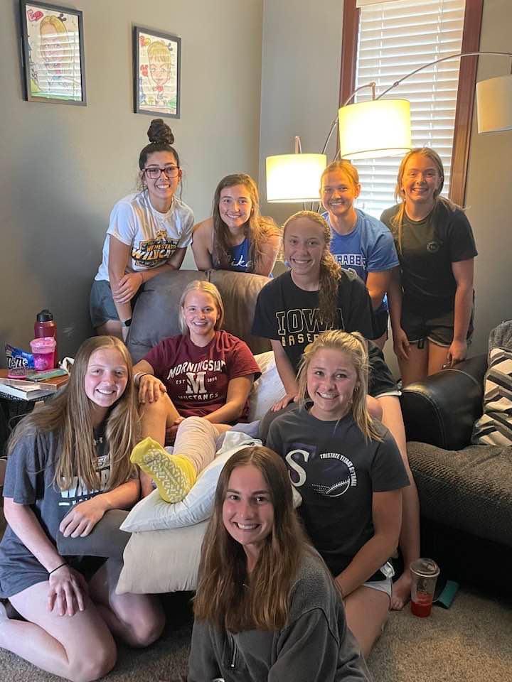 SblZone's tweet image. @ellaskinner33 had some visitors tonight from @SBL_Softball and @SBL_Baseball. Hoping you heal up quick and are back better then ever for your Senior season.