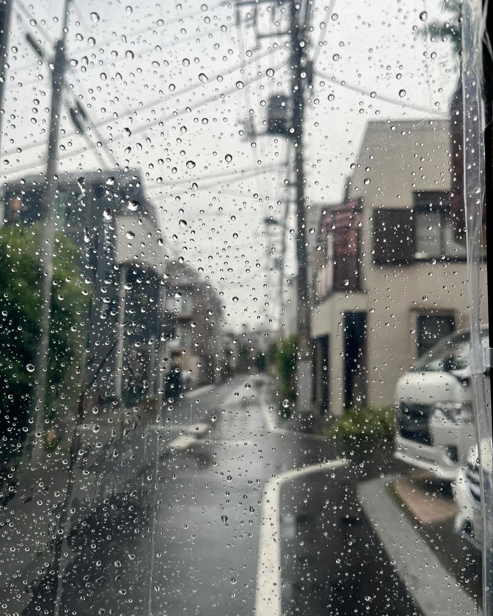 Arina8188's tweet photo. 雨の日は気持ちも曇っている https://t.co/xt94AWktud