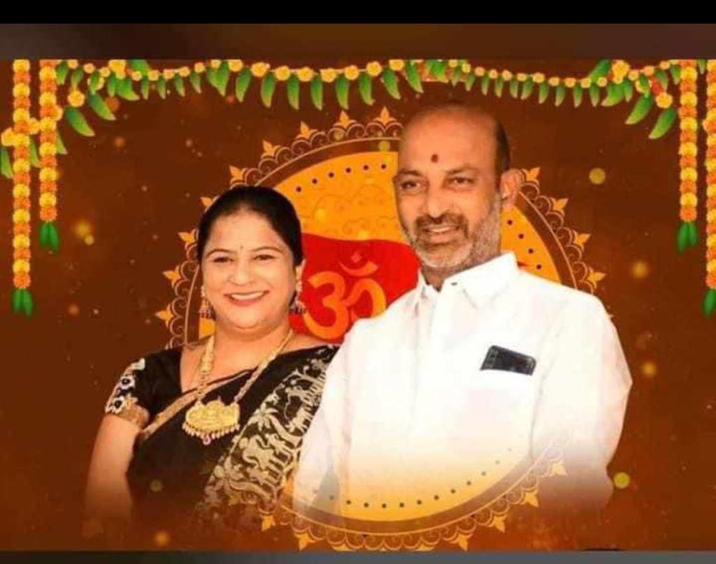 PonnalaAnilkum4's tweet photo. 💐💐💐భారతీయ జనతా పార్టీ రాష్ట్ర రథసారథి కరినగరము పార్లమెంట్ సభ్యులు హిందూ టైగర్ శ్రీ బండి సంజయన్న  గారి ఆదర్శ దంపతులకు హృదయ పూర్వక వివాహ వార్షికోత్సవ శుభాకాంక్షలు 💐💐💐💐💐 https://t.co/mX0ez936PE