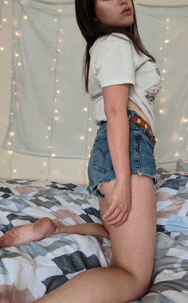 mayfieldXXX's tweet photo. Guess what I take it all off 👀 And you can see my 10+ pics for $20❗Bc I love you and I want us all to be happy 🥰 DM, tell your friends and family, etc. ❤️🙏 https://t.co/hvIujYPxNz