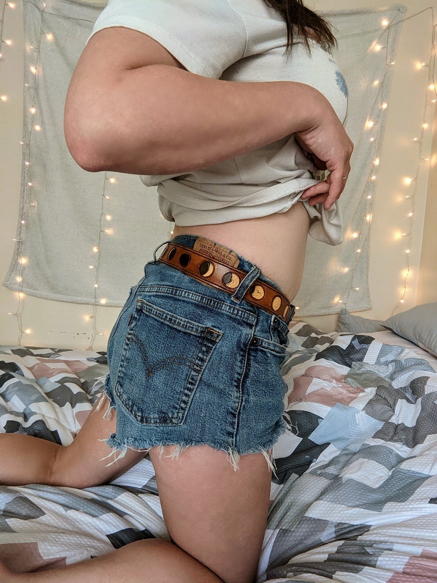 mayfieldXXX's tweet photo. Guess what I take it all off 👀 And you can see my 10+ pics for $20❗Bc I love you and I want us all to be happy 🥰 DM, tell your friends and family, etc. ❤️🙏 https://t.co/hvIujYPxNz