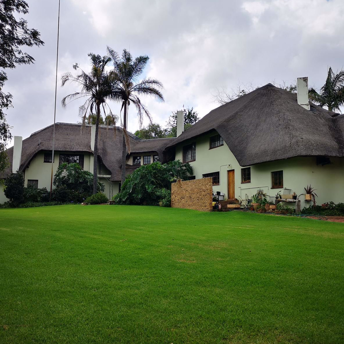 Situated on the slopes of a highveld valley, 20km east of Pretoria, Diamantvallei Landgoed is ideal for an affordable weekend wedding, private function, a picnic, a getaway or business accommodation. bit.ly/3ae15lO
📍 Rayton - Gauteng 
💳 R400  
🏠 Per person sharing