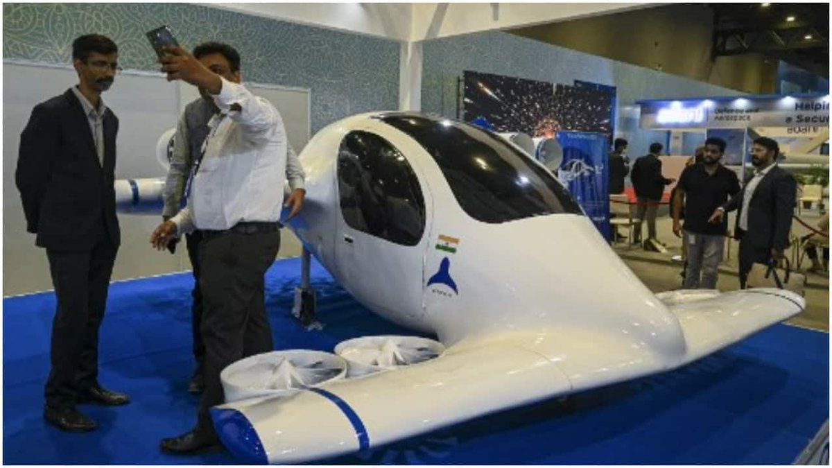mohitmalviya_30's tweet photo. First Indian flying taxi e200 seen in Bharat Drone Mahotsav 2022 by shreya Rastogi and team . They aim to launch their first prototype in 2023 and it will go on sale till 2024. India is leading towards a better future . Literally dreams are coming true . #bharatdronemahotsav2022 https://t.co/Js2VOTWQR6