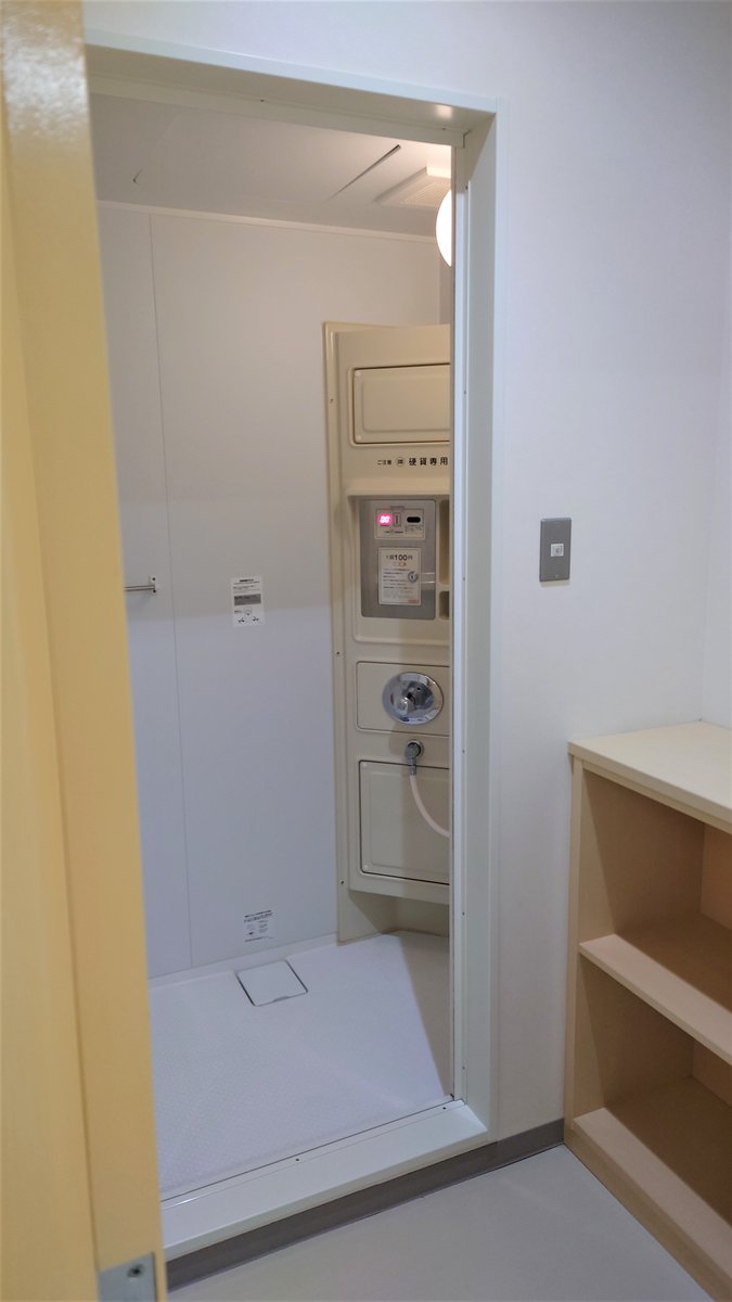 今日も初夏の陽気さです🌡️💦 水分 塩分補給を忘れずにしましょう🥤 当館は シャワールームを完備しています(100円5分のコイン式)🚿🛀  それに かき氷はないけど 人気のアイスクリーム自販機あります🍧🍨 #IHIアリーナ呉 #呉市体育館 #呉市