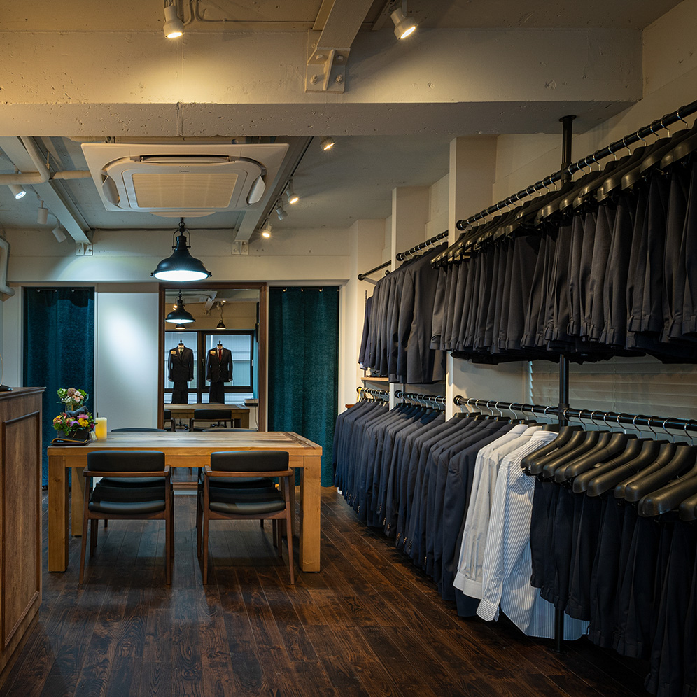 ROLYPOLYBespoke's tweet photo. SHOPはこんな感じです。
狭い店内ですが、落ち着いた空間でゆっくりとオーダーを愉しんでいただけると思います🙌👔
お気軽にご相談くださいね!
#rolypolybespokesalon #bigsizeordersuits #bigsizeshop #bigsizesuits #ordersalon #rolypoly
#ずんぐりむっくり #ぽっちゃりメンズ #ビッグサイズ https://t.co/rQjLFaZC8w