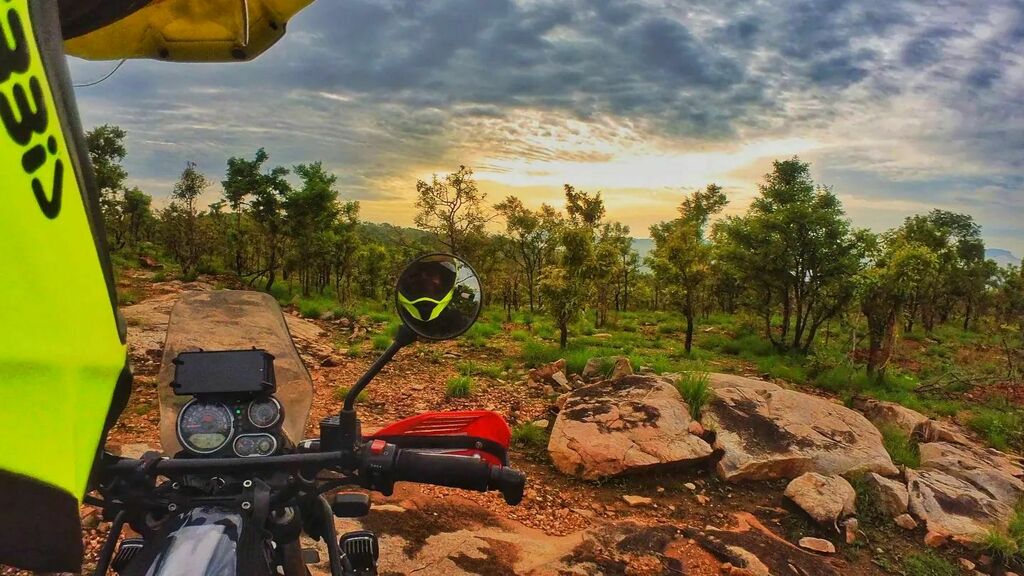 leavetheroad's tweet photo. Don't you just love the view when you also get to see a beautiful sunrise?
#chasingthesun #chasingadventures #sunrise #himalayan #RidePure #EpicRide #leavetheroad #unroad #offroadtrails #offroading #senditsideways https://t.co/KVb7E88UDV https://t.co/XzvQwNbNKu