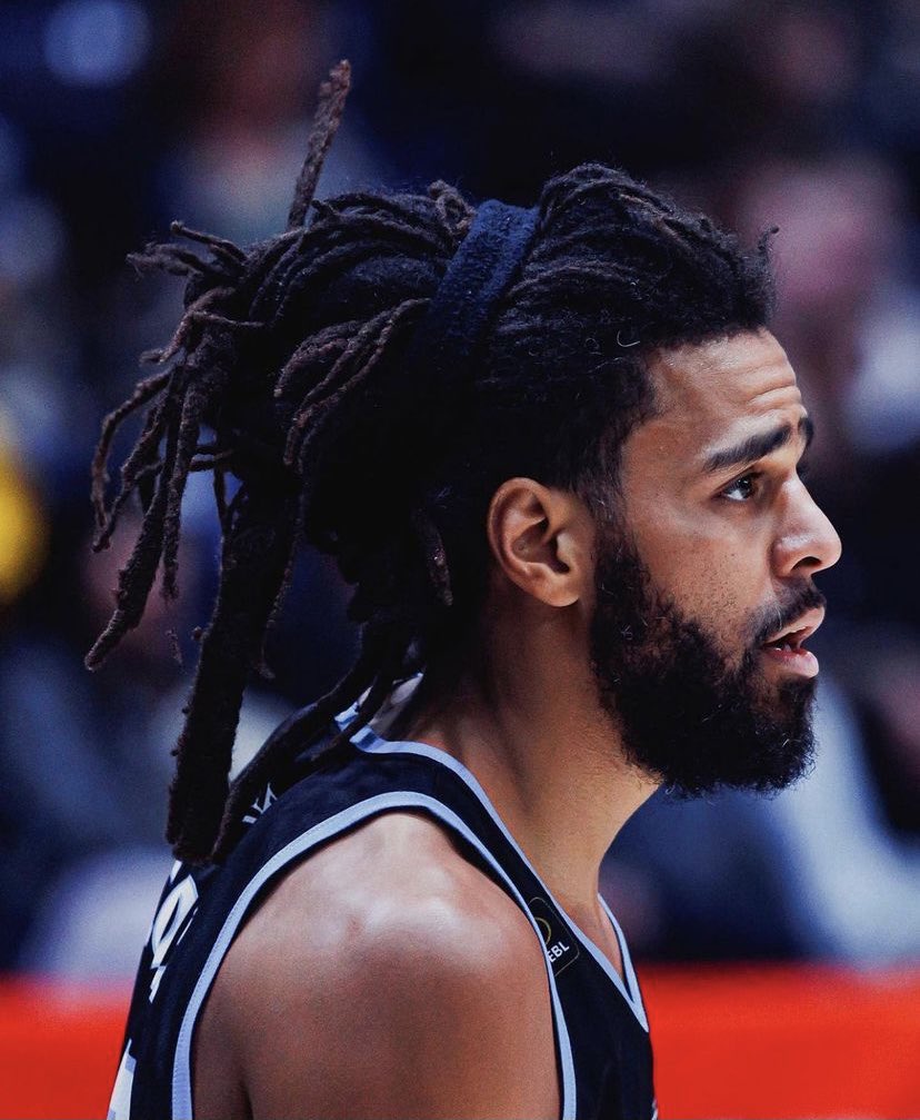 TeamDreamville's tweet photo. J. Cole living out his dreams 🏀 https://t.co/wgNTBdNRIM