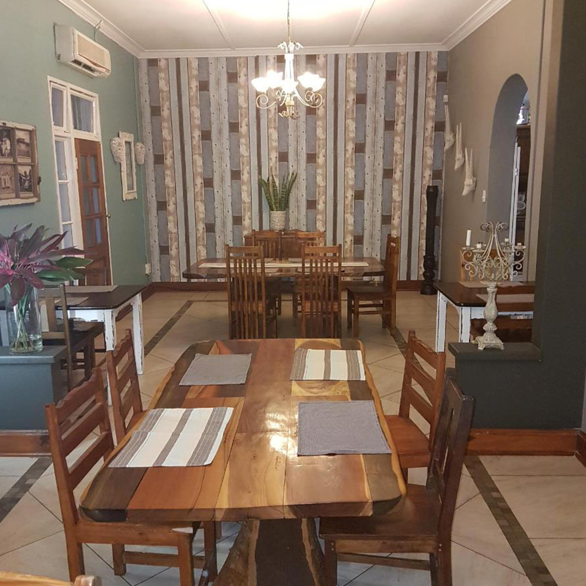 The Stoep Cafe is one of the oldest railway houses in the picturesque town of Komatipoort. Explore the nearby golf courses or go on a game drive – The Stoep Café is your perfect home away from home! bit.ly/3M3dw0X
📍 Komatipoort - Mpumalanga
💳 R400
🏠 Per person sharing