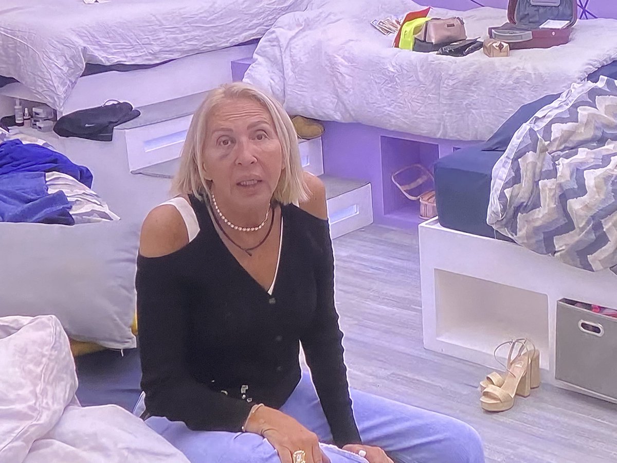 mayers44's tweet photo. Ven como Laura ya empezaba a despotricar sobre nacho y luego luego la censura. La están protegiendo, no nos están dejando ver la verborrea de veneno que sale de ella  #LCDLF2 https://t.co/ole4AOSldR