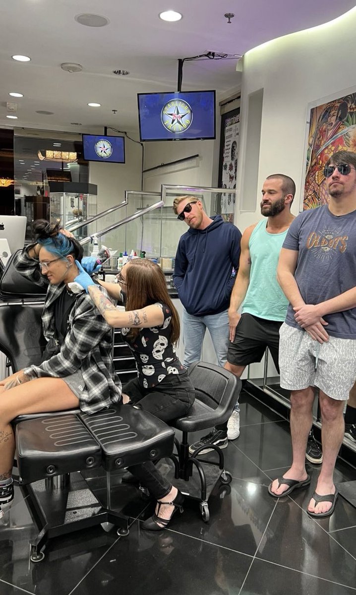 helluvakickss's tweet photo. THE BOYS WENT WITH HER WHILE SHE GOT A TATTOO IM CRYING https://t.co/pCFHhPqVcJ