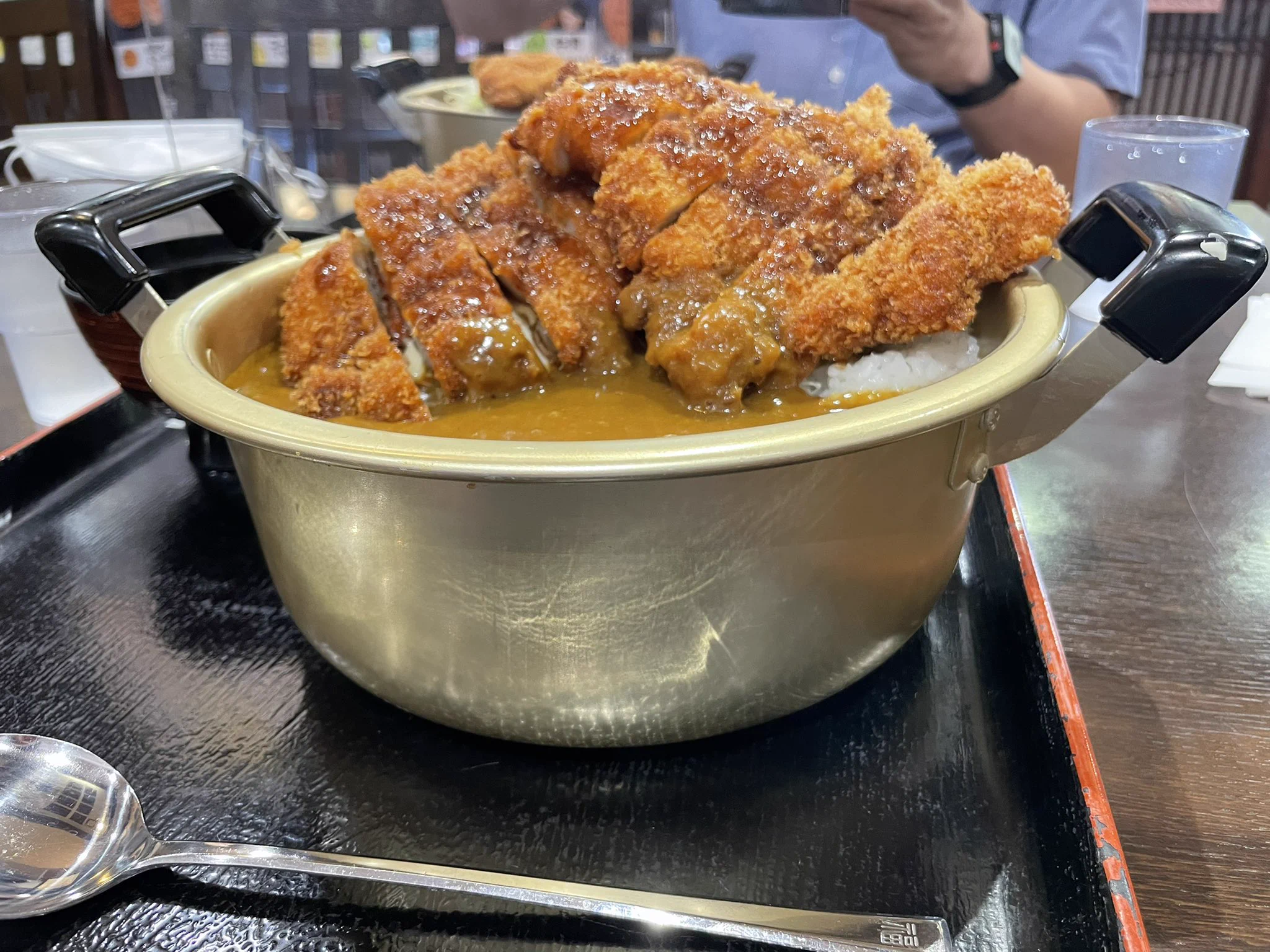 カツカレー980円。980円の量じゃないって騙された…死ぬ