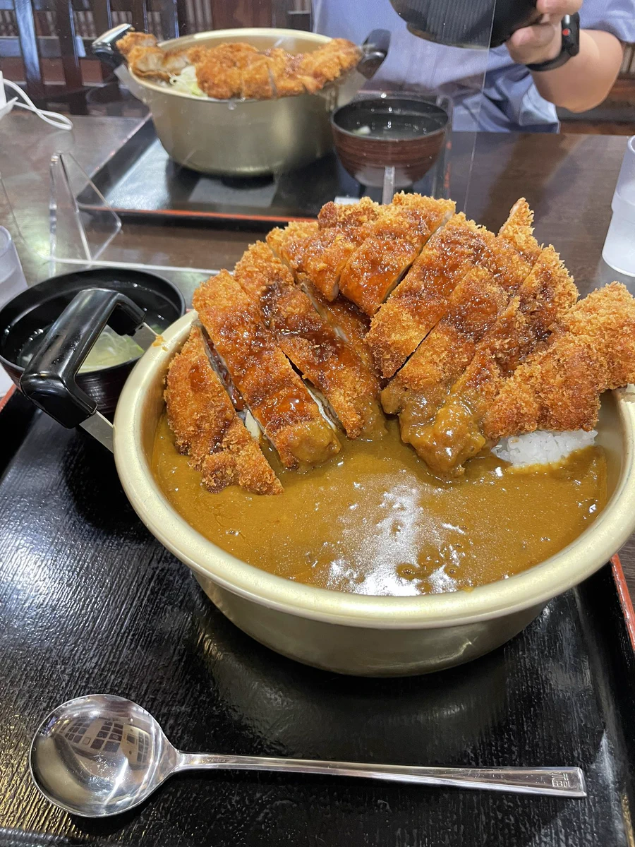 カツカレー980円。980円の量じゃないって騙された…死ぬ