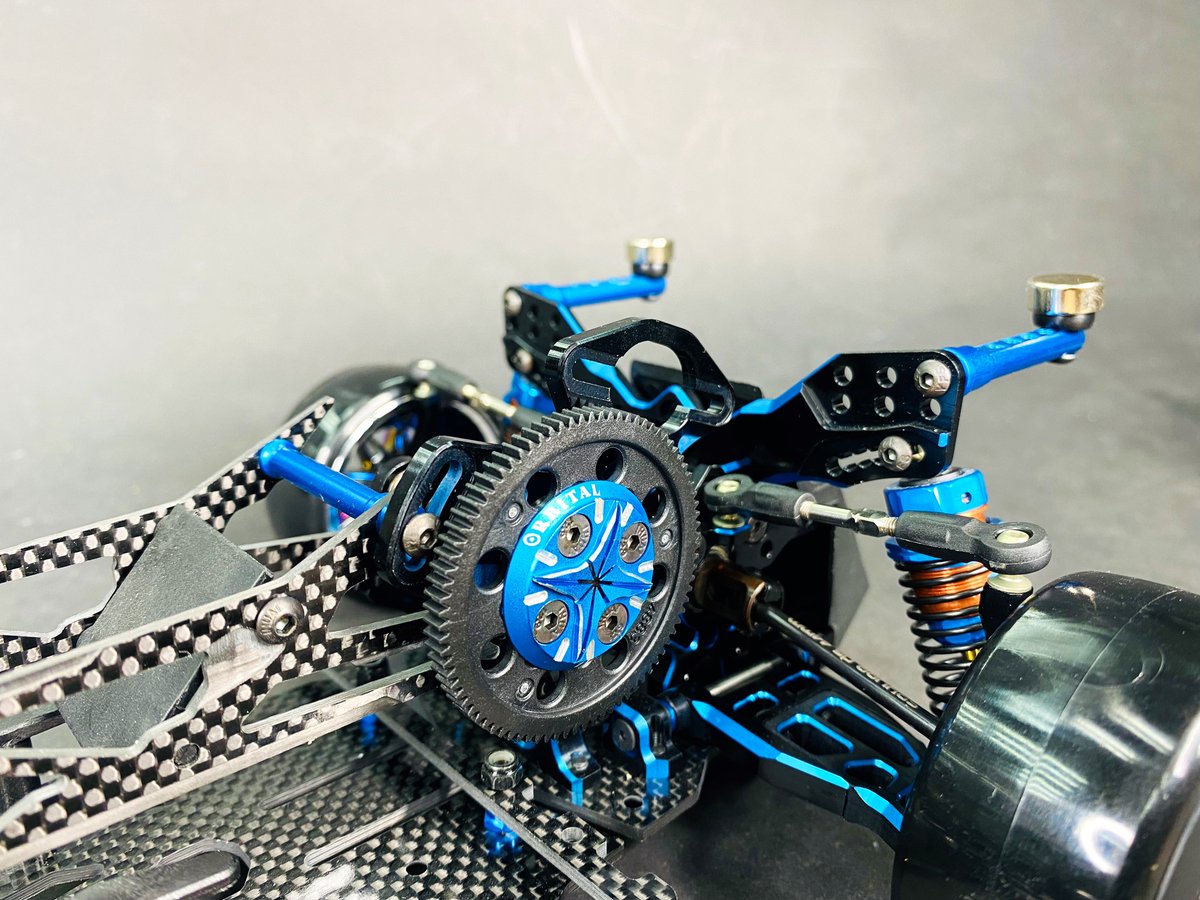 rcmodel_net's tweet photo. 3RACING AuperD5 SAKURA D5 VERSION DRIFT CAR 
Thread (F/R) : 210/208mm
Wheel Base : 257mm
Ratio : 3:1
Upper mid-motor positioning
Graphite tail flexible chassis
Side by side parallels Graphite upper deck
Newly high profile aluminium KPI Knuckle Geometry

#RC #rcmodel #sakurad5s https://t.co/RwjSjEBsBU