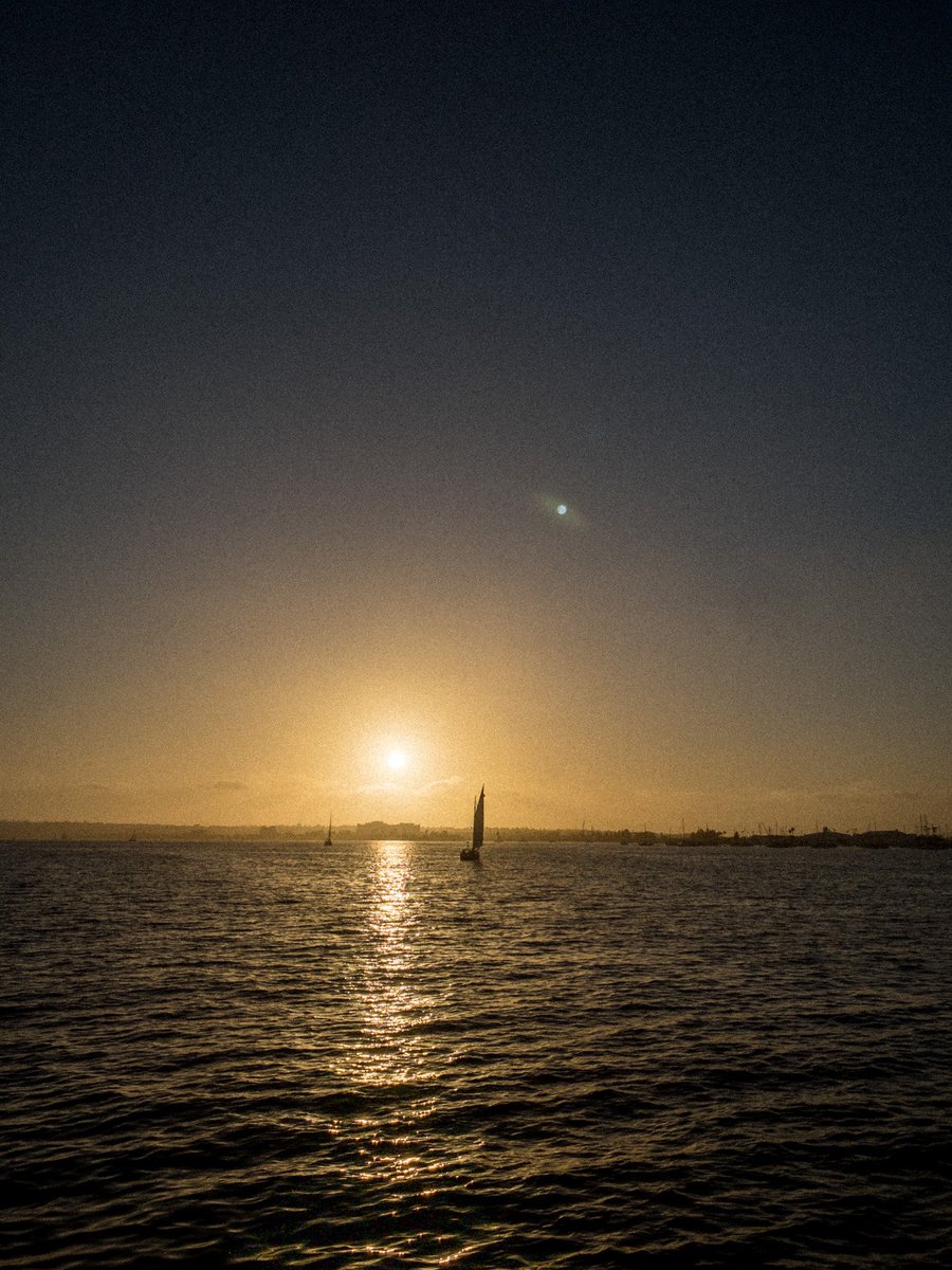 KenSelden's tweet photo. There’s something about the ocean and watching boats sail off that just makes me feel good. #SanDiego #California #PhotoOfTheDay #fadingwest #MemorialDay https://t.co/TMteEUIjLS