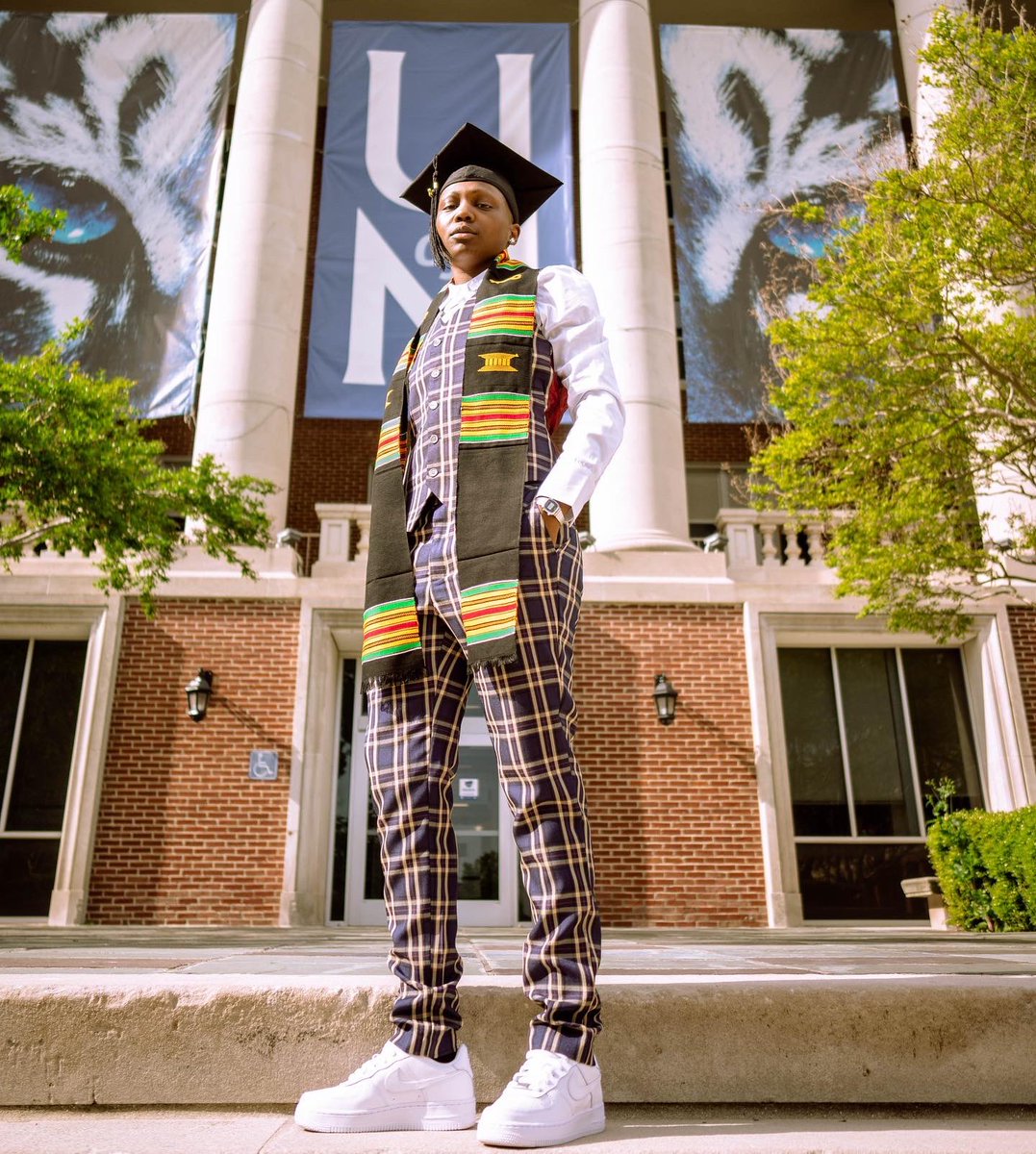 playboy_heist's tweet photo. itโs nothing personal, strictly business ๐ธ
never posted my grad pics, had to show twitter. memphis itโs been real, letโs see whatโs next โ๐พ๐#uofm22 #graduation #businessmanagement https://t.co/Uuj3jv2QVB