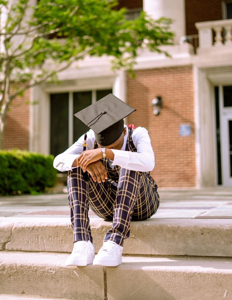 playboy_heist's tweet photo. itโs nothing personal, strictly business ๐ธ
never posted my grad pics, had to show twitter. memphis itโs been real, letโs see whatโs next โ๐พ๐#uofm22 #graduation #businessmanagement https://t.co/Uuj3jv2QVB