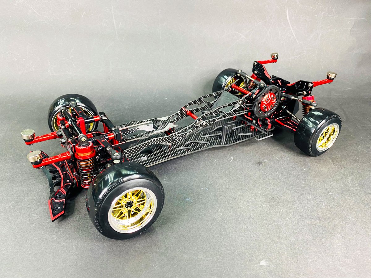 rcmodel_net's tweet photo. 3RACING AuperD5 SAKURA D5 VERSION DRIFT CAR 
Thread (F/R) : 210/208mm
Wheel Base : 257mm
Ratio : 3:1
Upper mid-motor positioning
Graphite tail flexible chassis
Side by side parallels Graphite upper deck
Newly high profile aluminium KPI Knuckle Geometry

#RC #rcmodel #sakurad5s https://t.co/RwjSjEBsBU