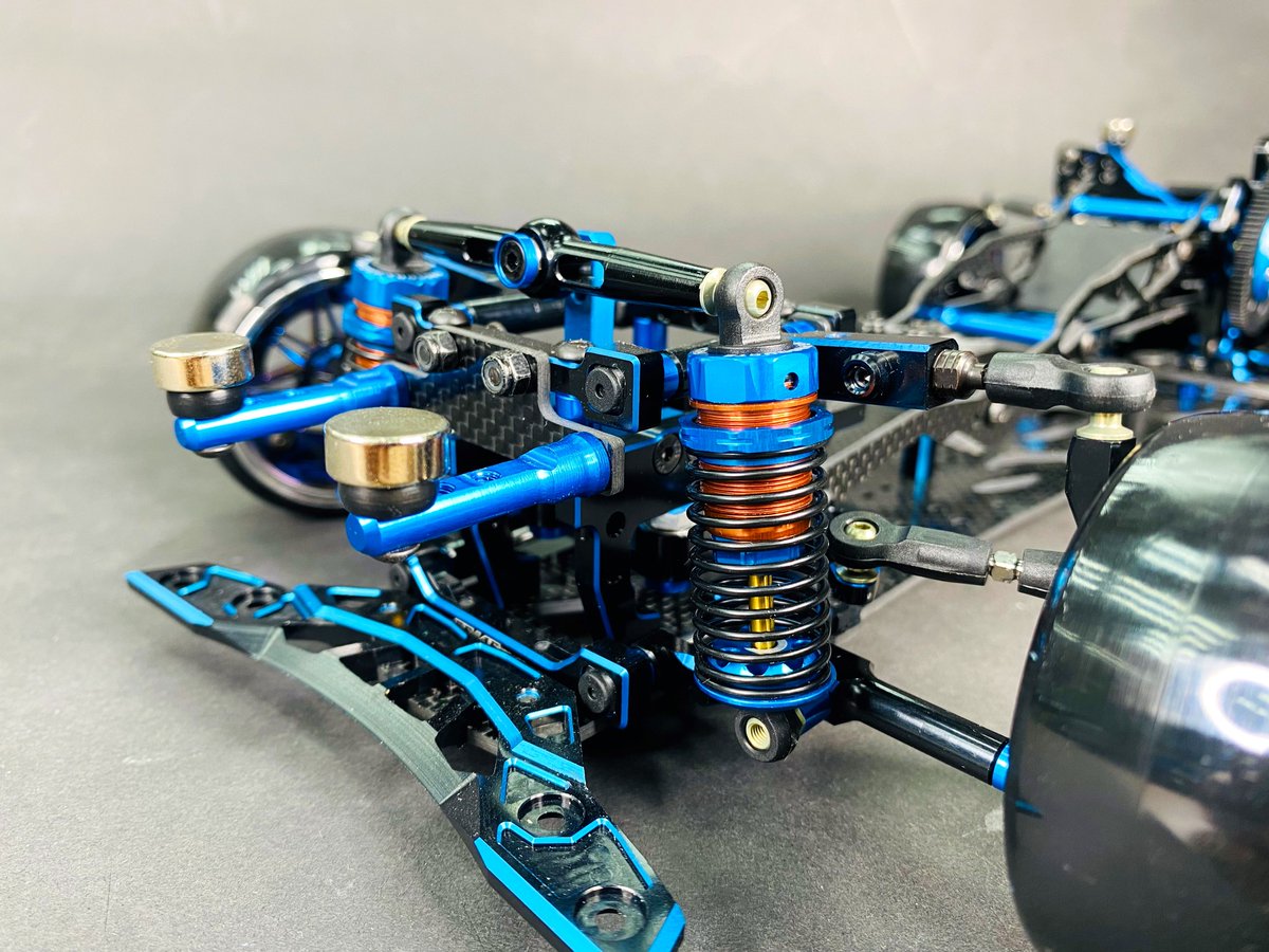 rcmodel_net's tweet photo. 3RACING AuperD5 SAKURA D5 VERSION DRIFT CAR 
Thread (F/R) : 210/208mm
Wheel Base : 257mm
Ratio : 3:1
Upper mid-motor positioning
Graphite tail flexible chassis
Side by side parallels Graphite upper deck
Newly high profile aluminium KPI Knuckle Geometry

#RC #rcmodel #sakurad5s https://t.co/RwjSjEBsBU