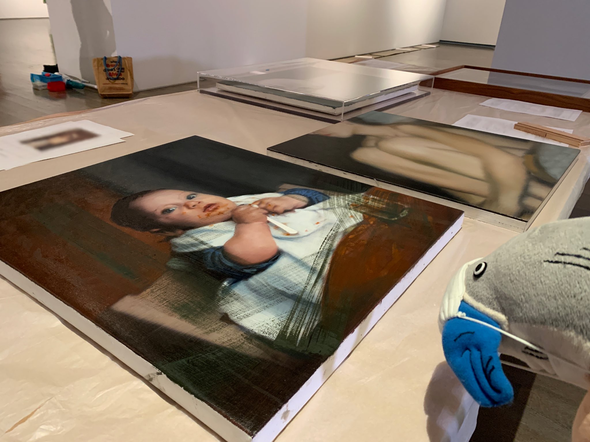 ゲルハルト リヒター展 リヒター展作品解説 タラ夫さん 17babel潜入リポートで紹介されている モーリッツ は フォト ペインティング シリーズの作品 写真を忠実に描くことで 絵画を制作する上での約束事や主観性を回避し 代わりに写真の