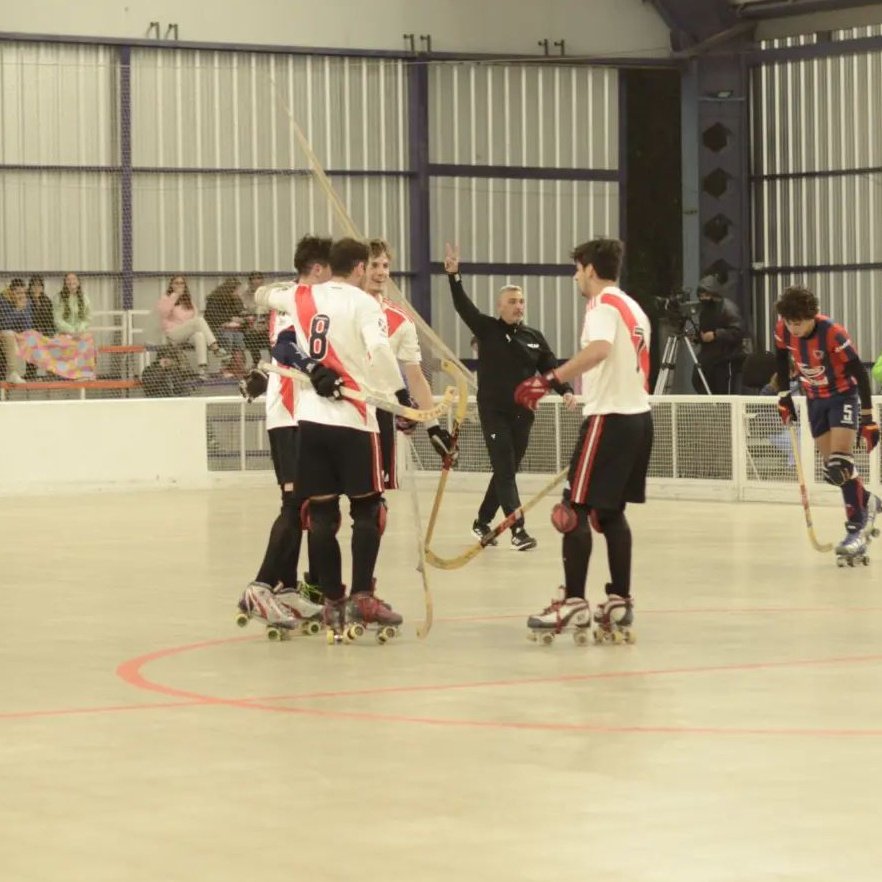 RiverClub1901's tweet photo. #HockeySobrePatines 🏑 ¡Clasificación a octavos de final!

River venció 3-1 a Andes Talleres y se quedó con el liderazgo del Grupo A del Torneo Sudamericano. 👏

📸 @deportes_sj https://t.co/xZlL9PJzaM