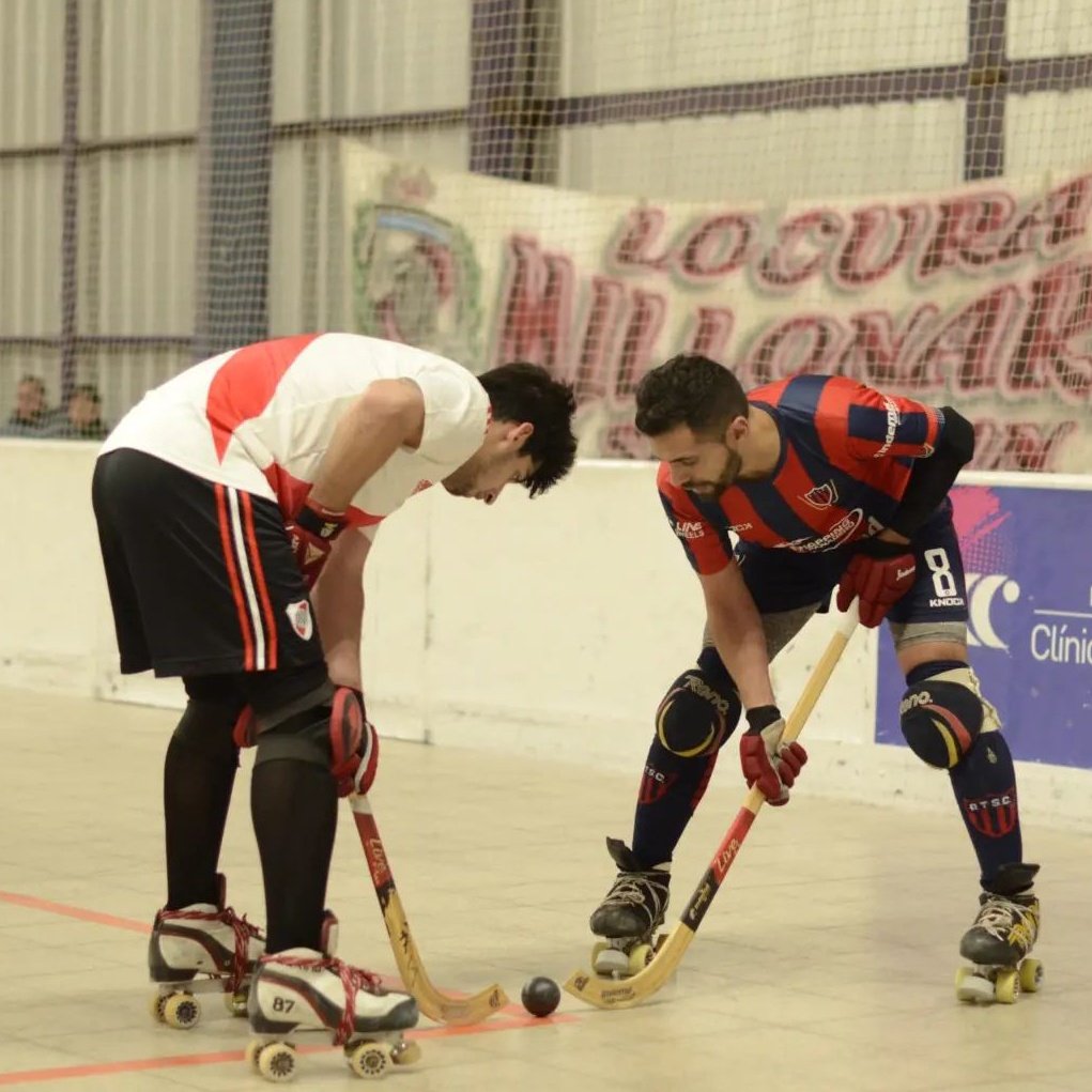 RiverClub1901's tweet photo. #HockeySobrePatines 🏑 ¡Clasificación a octavos de final!

River venció 3-1 a Andes Talleres y se quedó con el liderazgo del Grupo A del Torneo Sudamericano. 👏

📸 @deportes_sj https://t.co/xZlL9PJzaM