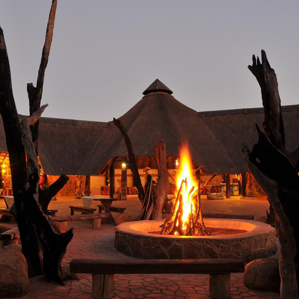 Built with natural stone and thatch roofs, Kwalata Game Lodge has a true African Ambiance that is bound to ensure a memorable experience! bit.ly/3GvSOpk
📍 Dinokeng - Gauteng 
💳 R1750  
🏠 Per unit